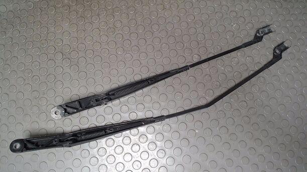 Foto: SCHEIBENWISCHERARME VORN ( GLEICHLAUFENDE AUSFÜHRUNG ) eines VW Touran 1.9 TDI CD