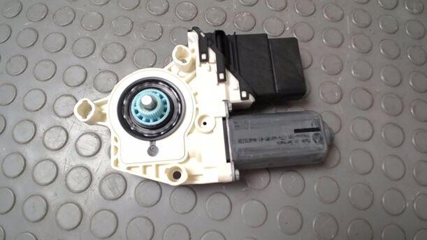 Foto: FENSTERHEBERMOTOR HINTEN RECHTS eines VW Touran 1.9 TDI CD