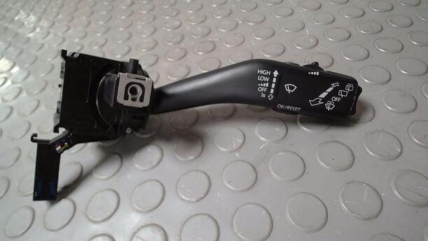 Foto: SCHEIBENWISCHERSCHALTER ( AUSFÜHRUNG BORDCOMPUTER ) eines VW Touran 1.9 TDI CD