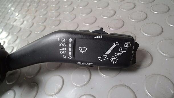 Foto: SCHEIBENWISCHERSCHALTER ( AUSFÜHRUNG BORDCOMPUTER ) eines VW Touran 1.9 TDI CD