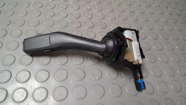 Foto: SCHEIBENWISCHERSCHALTER ( AUSFÜHRUNG BORDCOMPUTER ) eines VW Touran 1.9 TDI CD