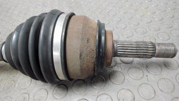 Foto: ANTRIEBSWELLE LINKS ( SCHALTGETRIEBE ) eines Dacia Logan 1.4 CD