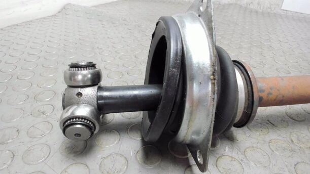 Foto: ANTRIEBSWELLE LINKS ( SCHALTGETRIEBE ) eines Dacia Logan 1.4 CD