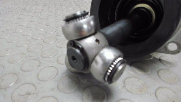Foto: ANTRIEBSWELLE LINKS ( SCHALTGETRIEBE ) eines Dacia Logan 1.4 CD