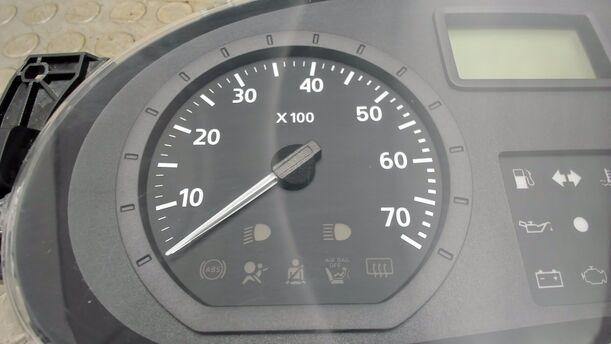Foto: TACHOEINHEIT / KOMBIINSTRUMENT eines Dacia Logan 1.4 GL