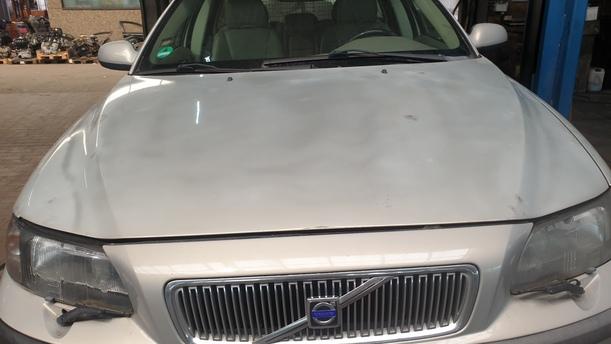 Foto: MOTORHAUBE eines Volvo V70 T5 GL