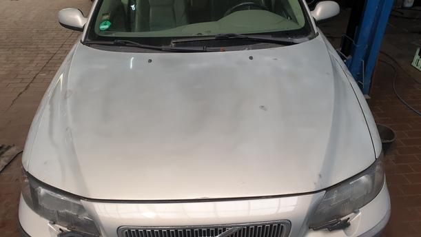 Foto: MOTORHAUBE eines Volvo V70 T5 GL