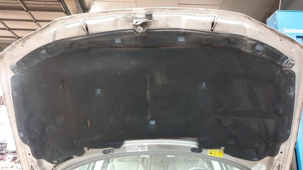 Foto: MOTORHAUBE eines Volvo V70 T5 GL