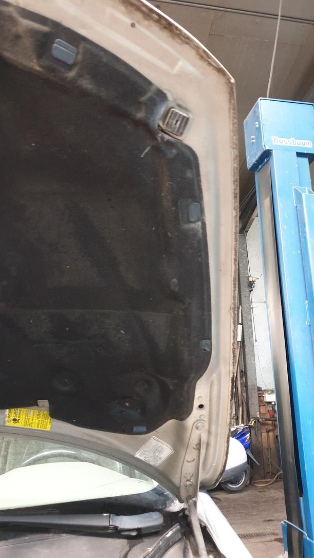 Foto: MOTORHAUBE eines Volvo V70 T5 GL