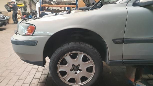 Foto: KOTFLÜGEL VORNE LINKS eines Volvo V70 T5 GL