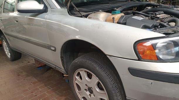 Foto: KOTFLÜGEL RECHTS eines Volvo V70 T5 GL