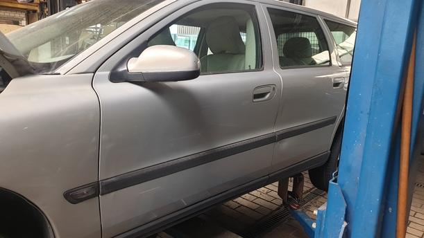 Foto: TÜR VORNE LINKS eines Volvo V70 T5 GL