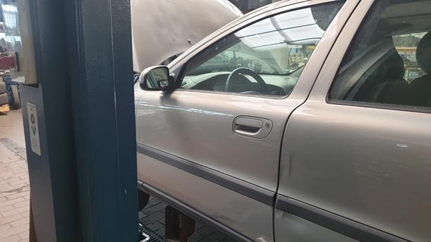 Foto: TÜR VORNE LINKS eines Volvo V70 T5 GL