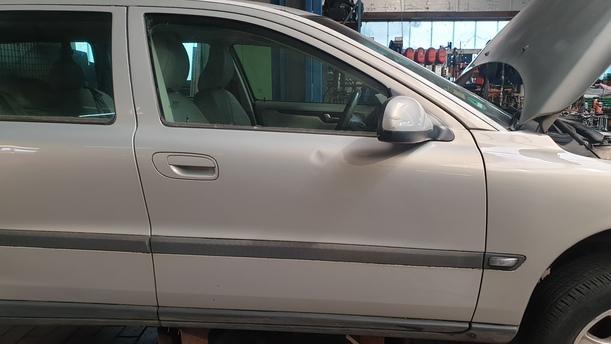 Foto: TÜR VORNE RECHTS eines Volvo V70 T5 GL