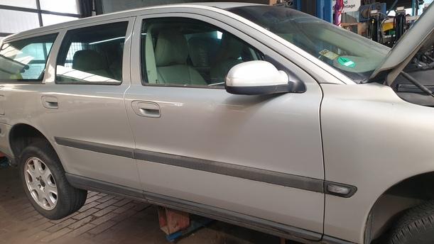 Foto: TÜR VORNE RECHTS eines Volvo V70 T5 GL