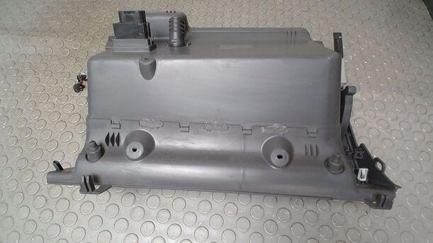 Foto: HANDSCHUHFACH eines VW Touran 1.9 TDI CD