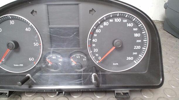 Foto: TACHOEINHEIT/ KOMBIINSTRUMENT eines VW Touran 1.9 TDI CD