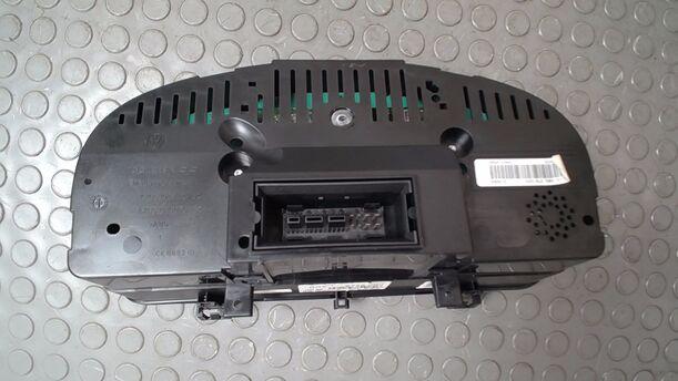 Foto: TACHOEINHEIT/ KOMBIINSTRUMENT eines VW Touran 1.9 TDI CD