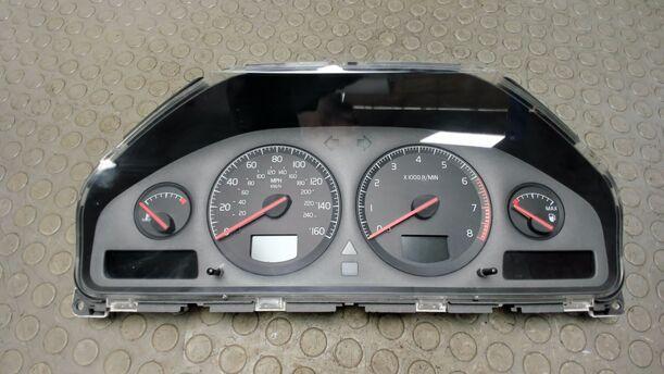 Foto: TACHOEINHEIT / KOMBIINSTRUMENT eines Volvo V70 T5 CD