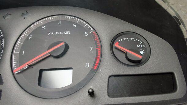 Foto: TACHOEINHEIT / KOMBIINSTRUMENT eines Volvo V70 T5 CD