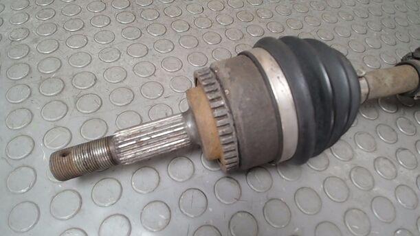 Foto: ANTRIEBSWELLE LINKS ( SCHALTGETRIEBE ) eines Nissan Almera 1.5 dCi CD
