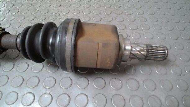 Foto: ANTRIEBSWELLE LINKS ( SCHALTGETRIEBE ) eines Nissan Almera 1.5 dCi CD