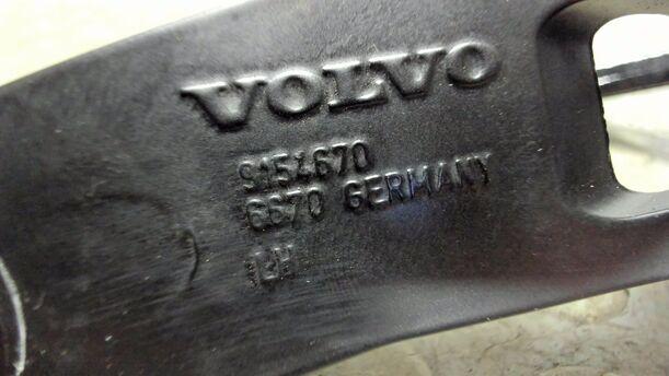Foto: KOFFERRAUMSCHARNIER eines Volvo V70 T5 CD