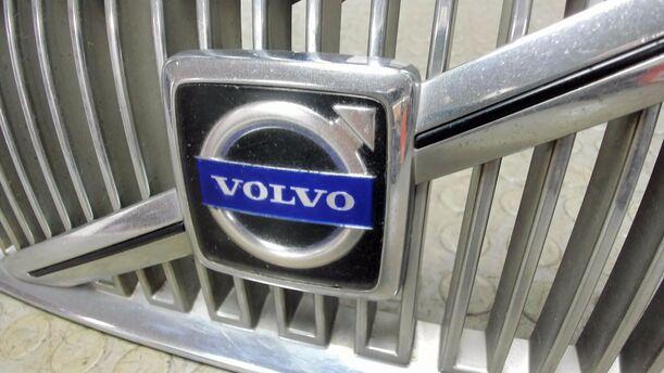 Foto: KÜHLERGRILL eines Volvo V70 T5 CD