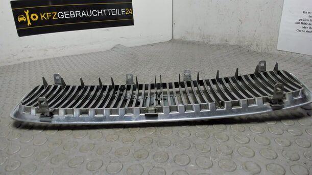 Foto: KÜHLERGRILL eines Volvo V70 T5 CD