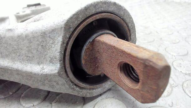 Foto: QUERLENKER VORNE LINKS eines Volvo V70 T5 CD