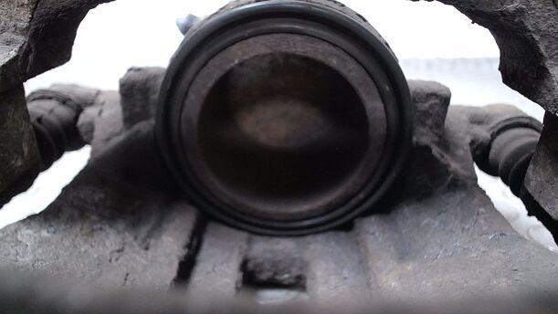 Foto: BREMSSATTEL VORN LINKS ( LUCAS ) eines Nissan Almera 1.5 dCi CD