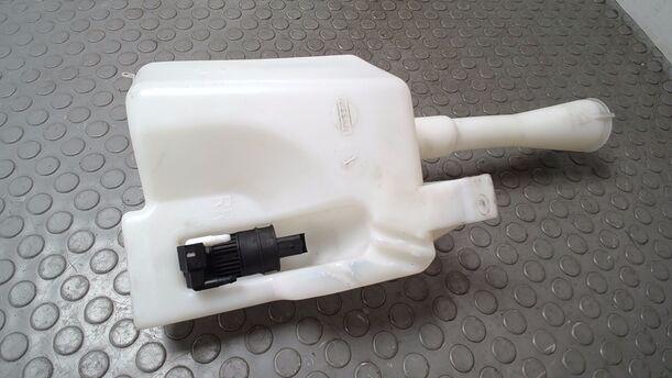Foto: SCHEIBENWASCHBEHÄLTER eines Nissan Almera 1.5 dCi CD