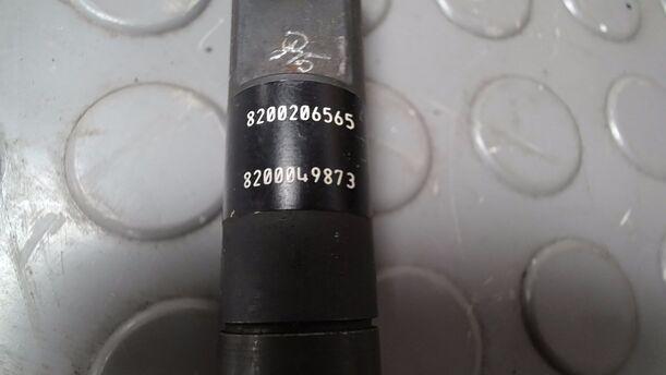 Foto: DIESELEINSPRITZDÜSE/ INJEKTOR eines Nissan Almera 1.5 dCi
