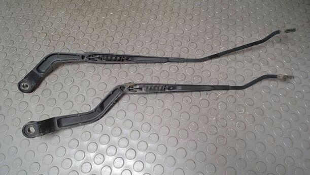 Foto: SCHEIBENWISCHERARME VORN eines Nissan Almera 1.5 dCi