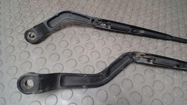 Foto: SCHEIBENWISCHERARME VORN eines Nissan Almera 1.5 dCi