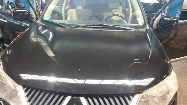 Foto: MOTORHAUBE eines Mitsubishi Outlander 2.4 4WD CL