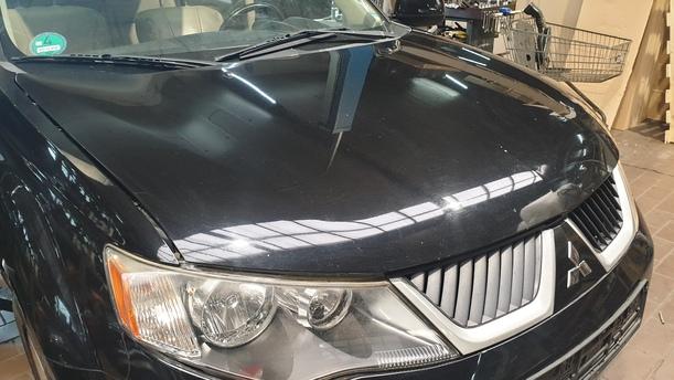 Foto: MOTORHAUBE eines Mitsubishi Outlander 2.4 4WD CL
