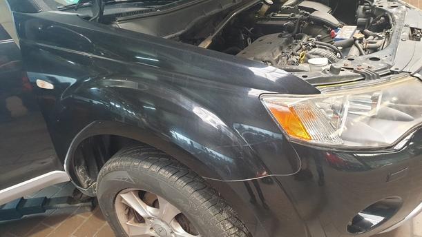 Foto: KOTFLÜGEL RECHTS eines Mitsubishi Outlander 2.4 4WD CL
