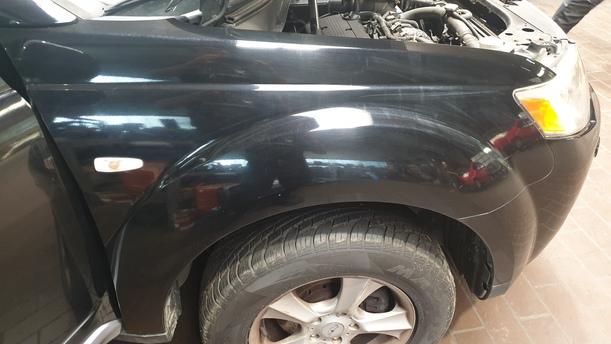 Foto: KOTFLÜGEL RECHTS eines Mitsubishi Outlander 2.4 4WD CL