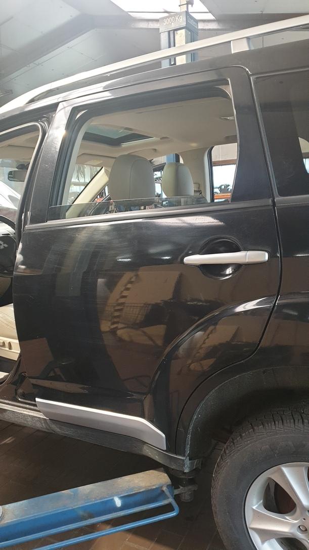 Foto: TÜR HINTEN LINKS eines Mitsubishi Outlander 2.4 4WD CL
