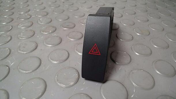 Foto: SCHALTER WARNBLINKANLAGE/ WARNBLINKSCHALTER eines Mazda 6 Sport Kombi 2.2 CD DPF CL