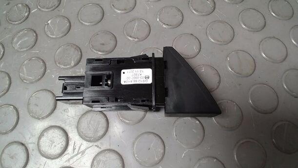 Foto: SCHALTER WARNBLINKANLAGE/ WARNBLINKSCHALTER eines Mazda 6 Sport Kombi 2.2 CD DPF CL