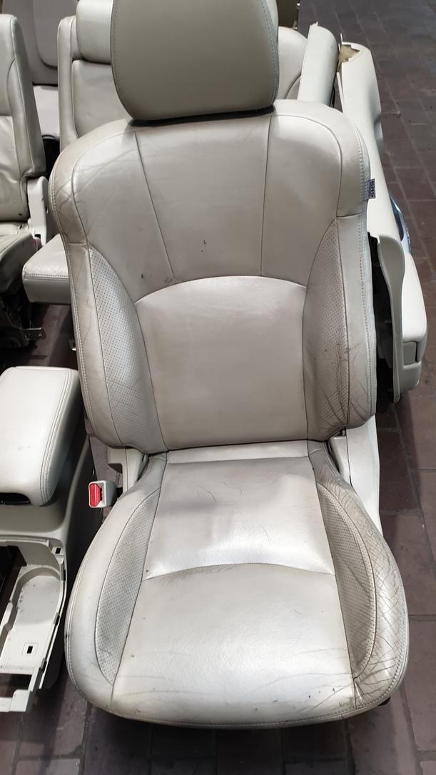 Foto: INNENAUSSTATTUNG / SITZE ( LEDER ) eines Mitsubishi Outlander 2.4 4WD Business