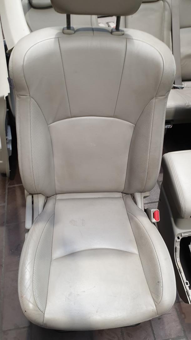 Foto: INNENAUSSTATTUNG / SITZE ( LEDER ) eines Mitsubishi Outlander 2.4 4WD Business