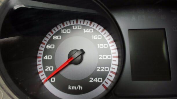 Foto: TACHOEINHEIT / KOMBIINSTRUMENT eines Mitsubishi Outlander 2.4 4WD Business