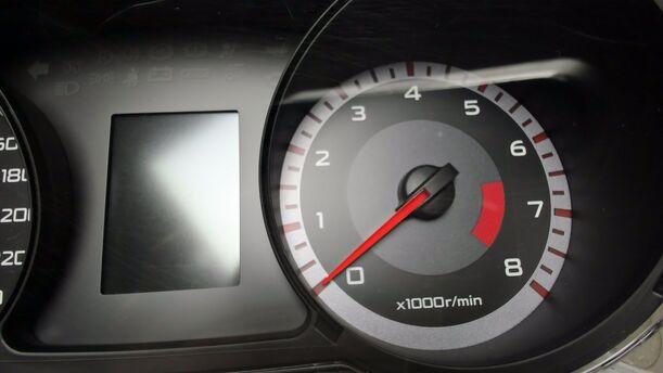 Foto: TACHOEINHEIT / KOMBIINSTRUMENT eines Mitsubishi Outlander 2.4 4WD Business