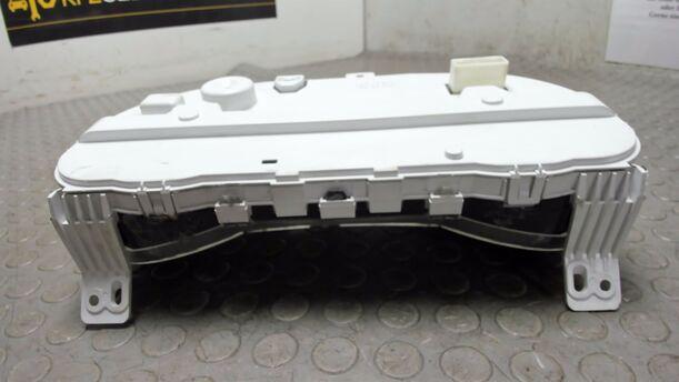 Foto: TACHOEINHEIT / KOMBIINSTRUMENT eines Mitsubishi Outlander 2.4 4WD Business