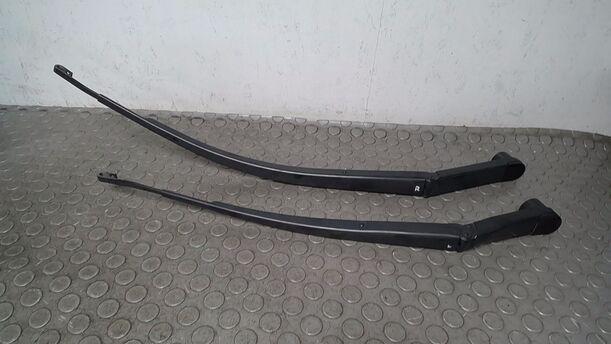 Foto: SCHEIBENWISCHERARME VORN eines Mazda 6 Sport Kombi 2.2 CD DPF Business