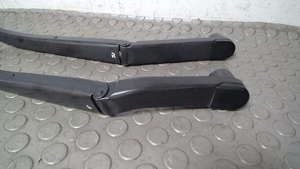 Foto: SCHEIBENWISCHERARME VORN eines Mazda 6 Sport Kombi 2.2 CD DPF Business