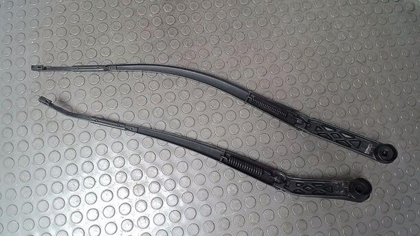 Foto: SCHEIBENWISCHERARME VORN eines Mazda 6 Sport Kombi 2.2 CD DPF Business